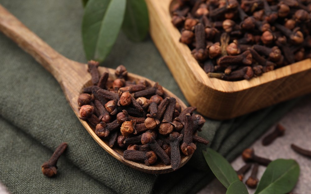 7 Benefits of Drinking Clove Water