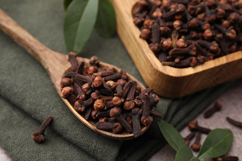 7 Benefits of Drinking Clove Water