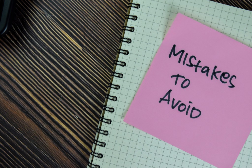 Mistakes to avoid written on a Post-it note&nbsp;&nbsp;